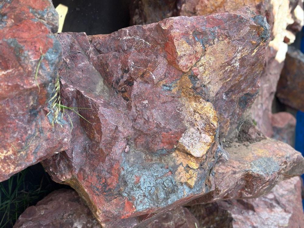 Камни для ландшафтного дизайна красно-фиолетовые 10-60 килограмм купить в Жуковском