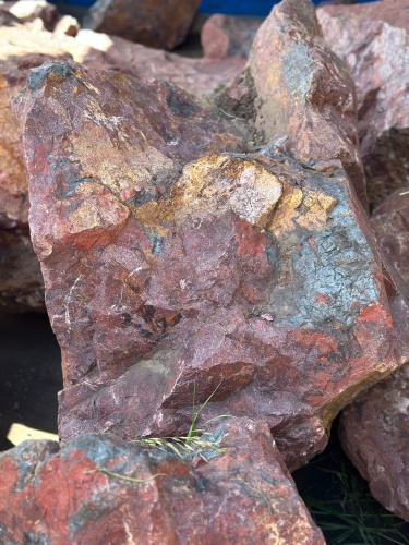 Камни для ландшафтного дизайна красно-фиолетовые 10-60 килограмм купить в Жуковском