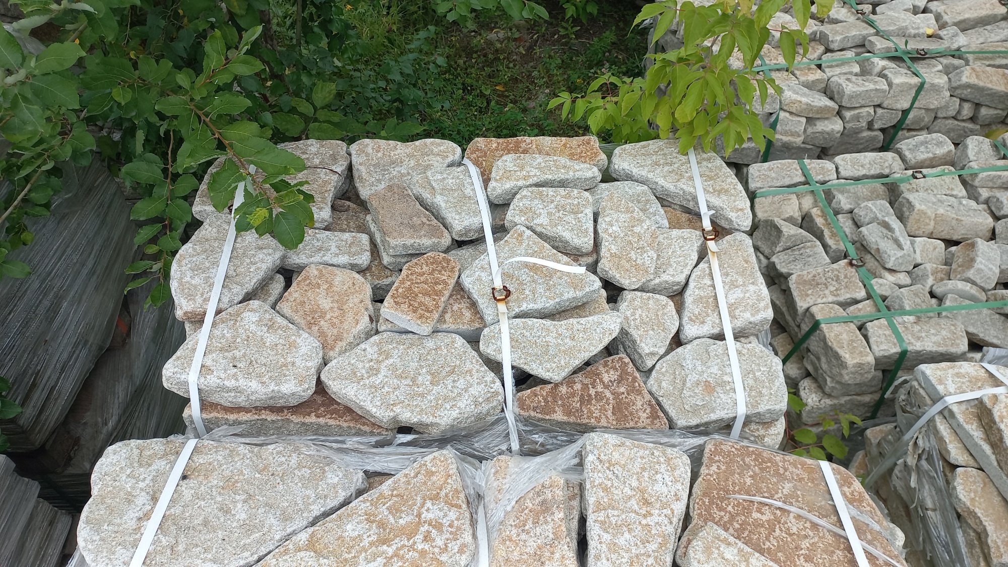 Плитняк галтованный гранитный для ландшафтного дизайна купить в Жуковском