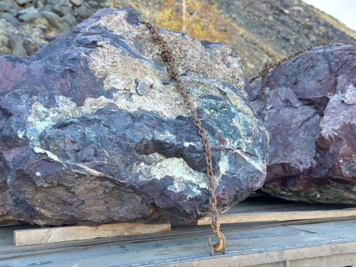 Огромные красно-фиолетовые валуны для ландшафтного дизайна весом более 5 тонн купить в Жуковском