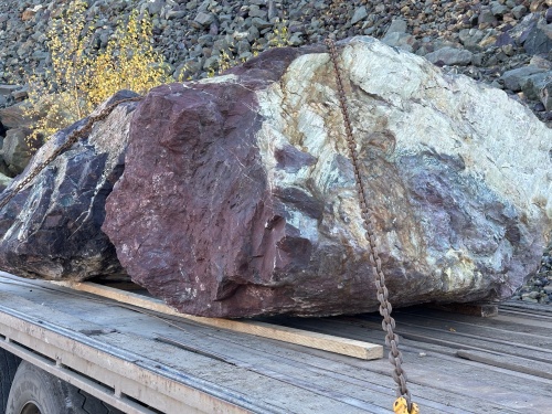 Огромные красно-фиолетовые валуны для ландшафтного дизайна весом более 5 тонн купить в Жуковском