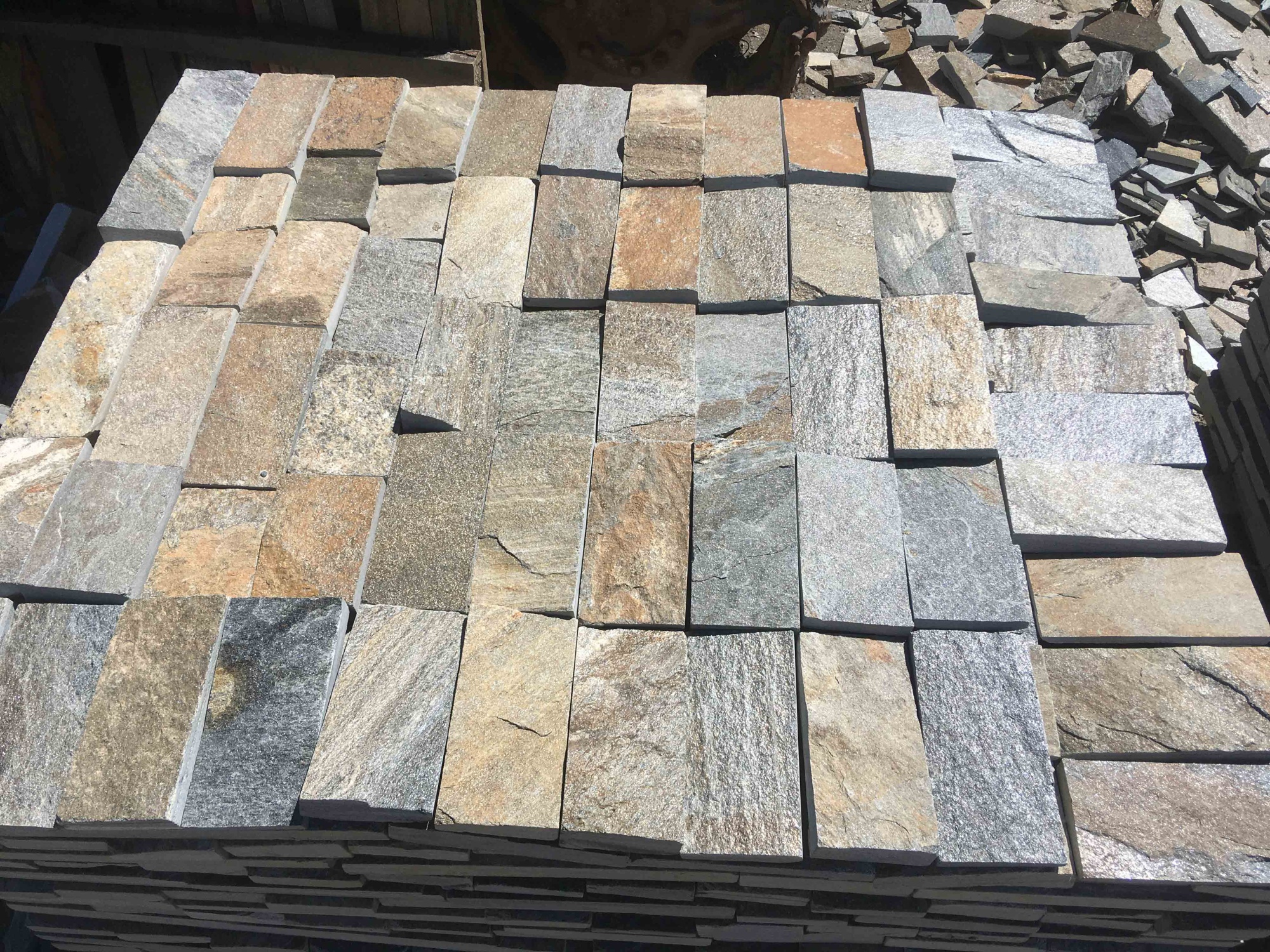 Плитка пилёная златолит Уральский для цоколя, отмостки купить в Жуковском