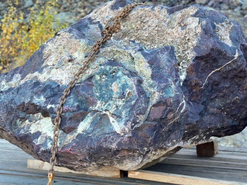 Огромные красно-фиолетовые валуны для ландшафтного дизайна весом более 5 тонн купить в Жуковском