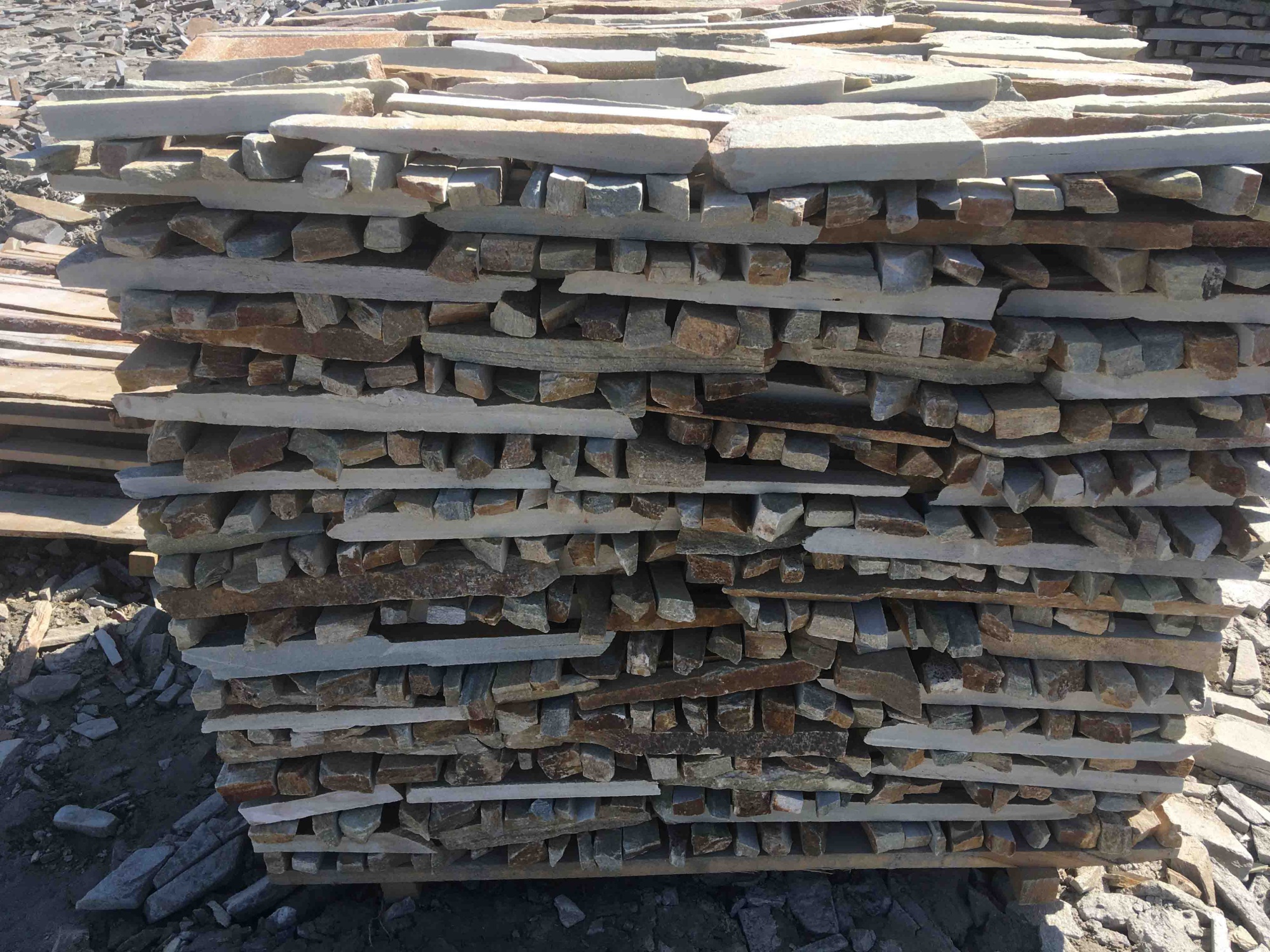 Горбушка златолит золотистый для облицовки купить в Жуковском