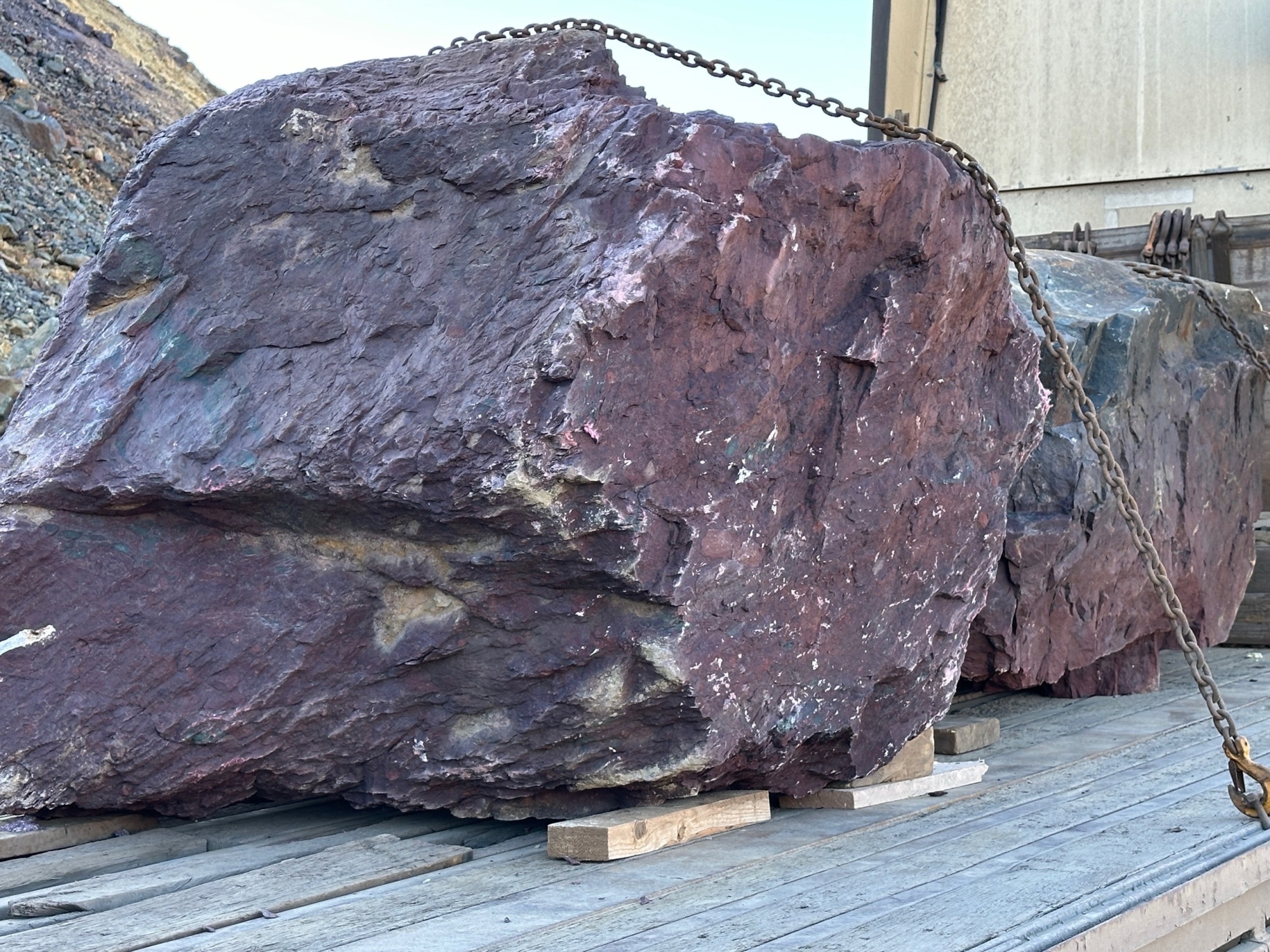 Огромные красно-фиолетовые валуны для ландшафтного дизайна весом более 5 тонн купить в Жуковском