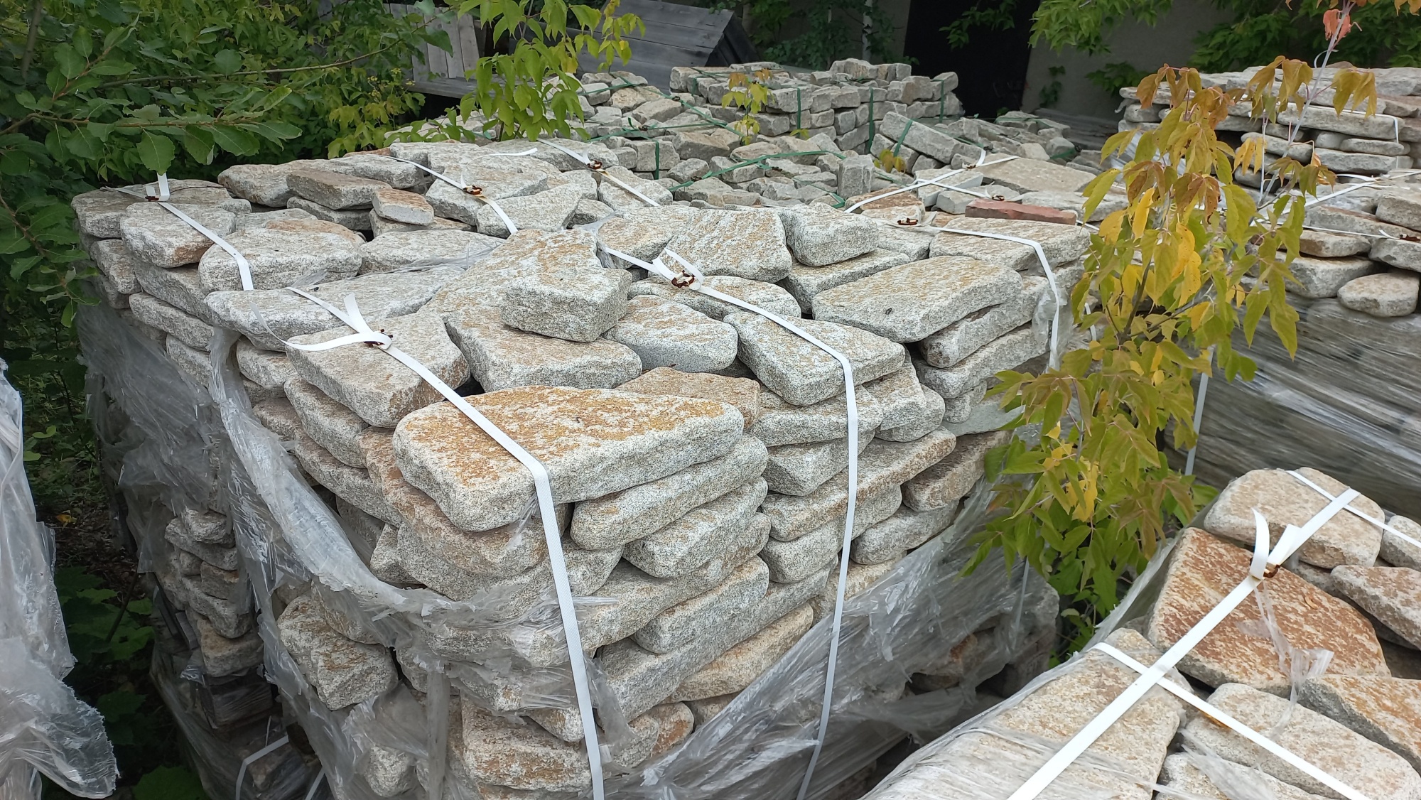 Плитняк галтованный гранитный для ландшафтного дизайна купить в Жуковском