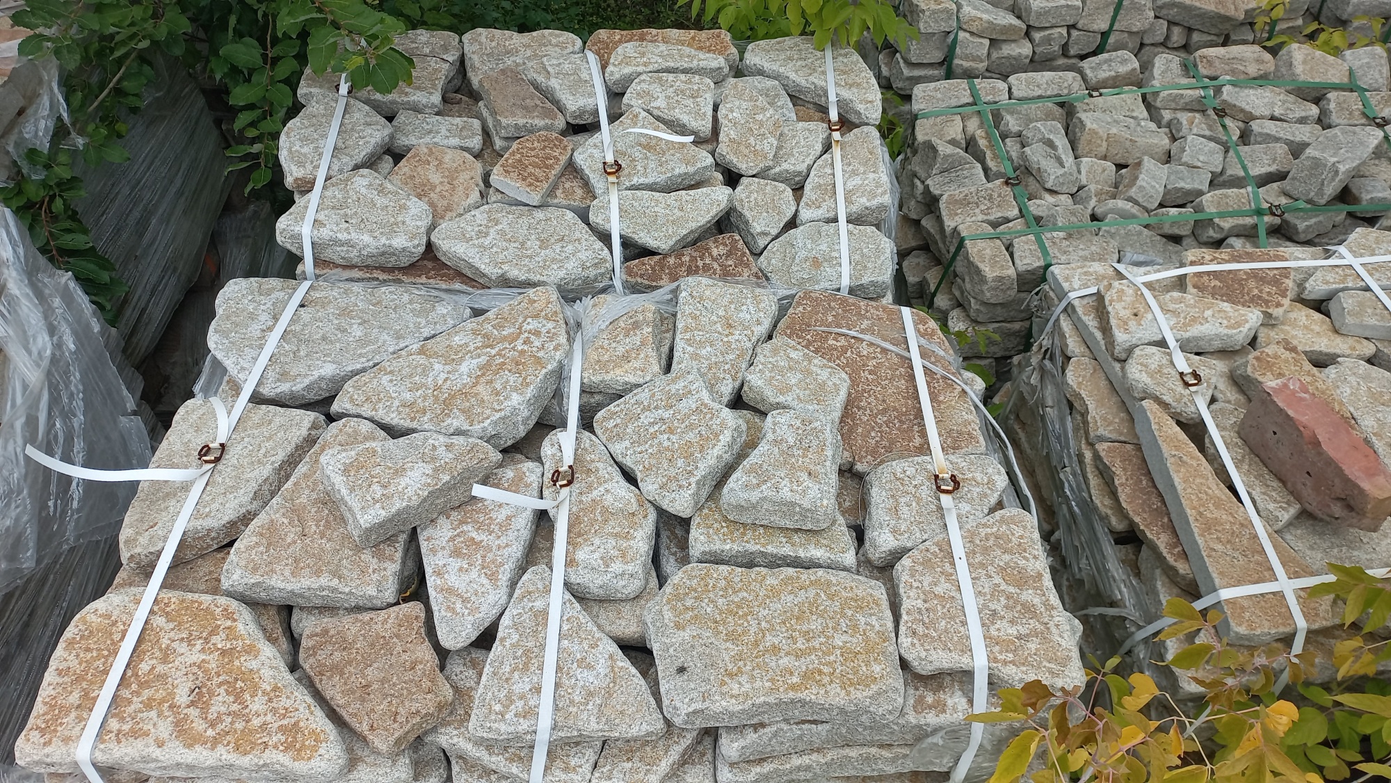 Гранитный плитняк галтованный для мощения купить в Жуковском