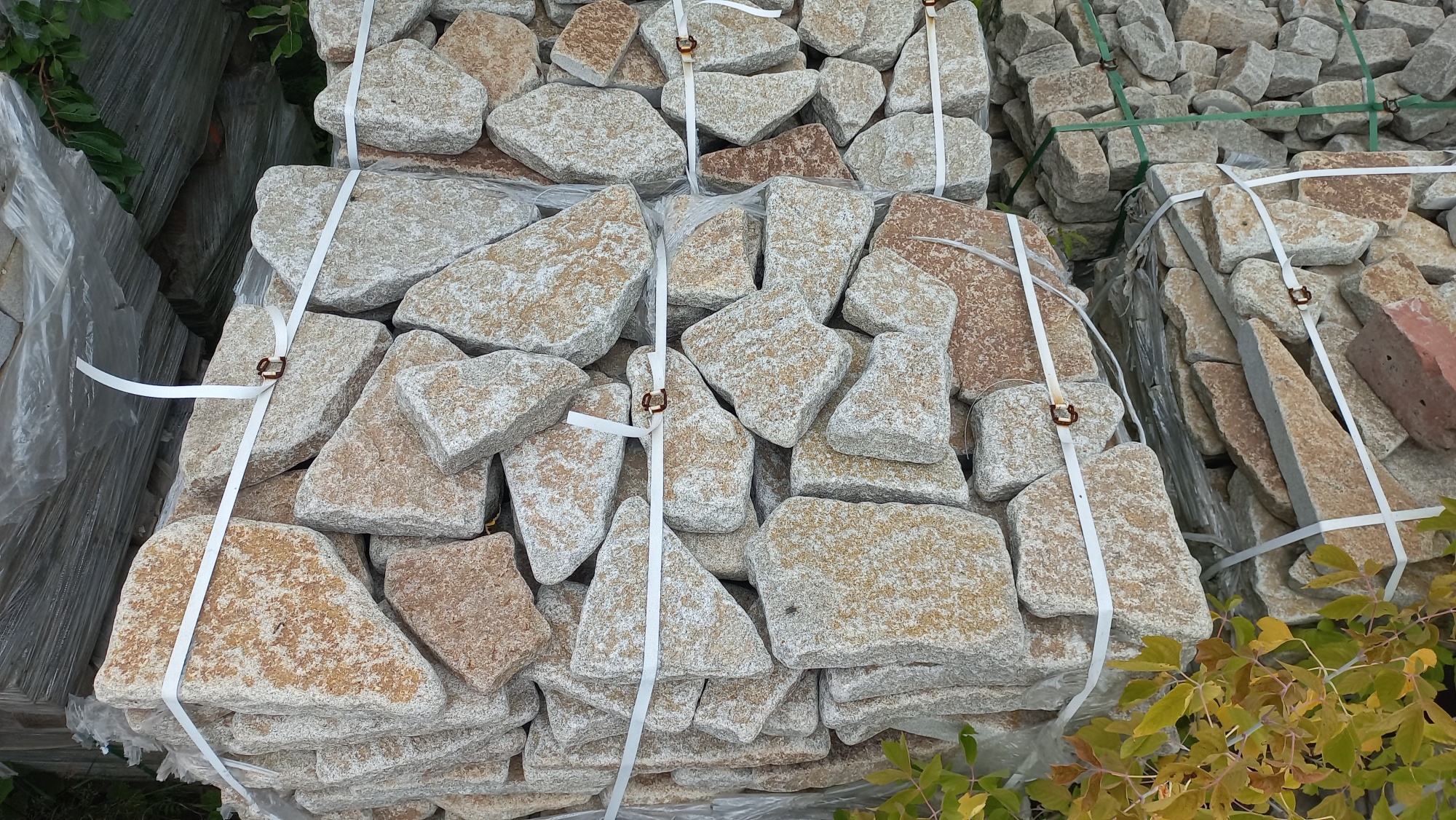 Плитняк галтованный гранитный для ландшафтного дизайна купить в Жуковском